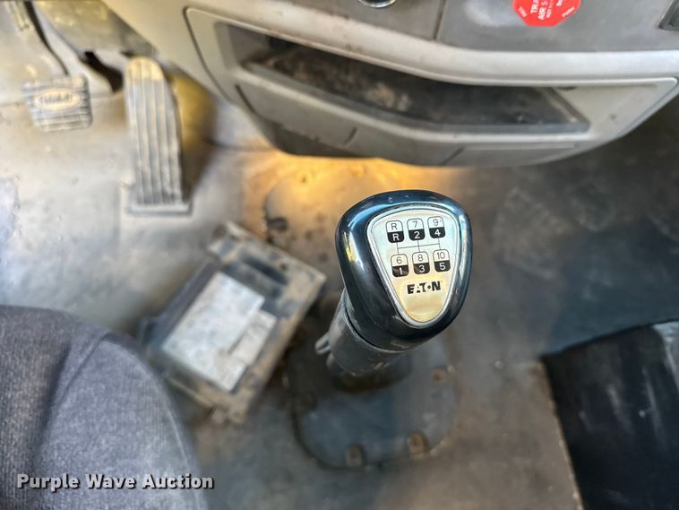 image for item EU6496 2015 Peterbilt 579 semi truck