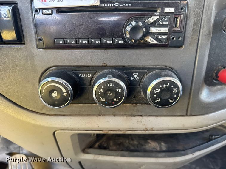 image for item EU6496 2015 Peterbilt 579 semi truck