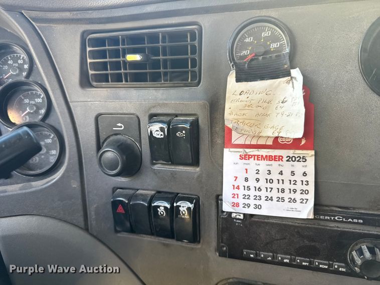 image for item EU6496 2015 Peterbilt 579 semi truck