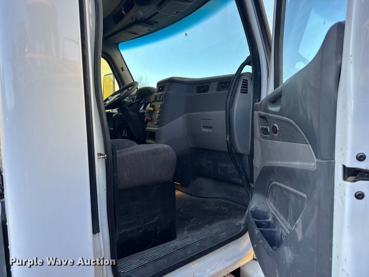 image for item EU6496 2015 Peterbilt 579 semi truck