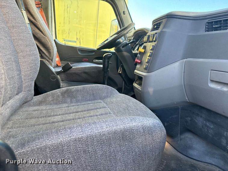 image for item EU6496 2015 Peterbilt 579 semi truck