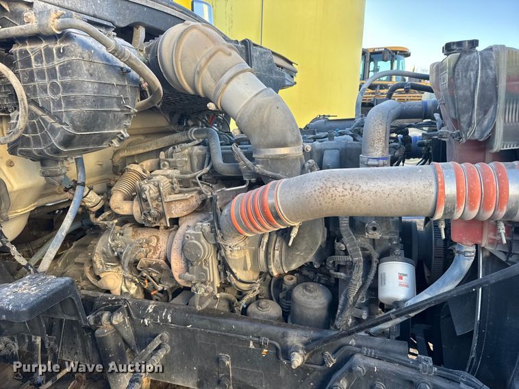 image for item EU6496 2015 Peterbilt 579 semi truck