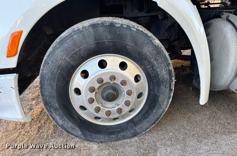 image for item EU6496 2015 Peterbilt 579 semi truck