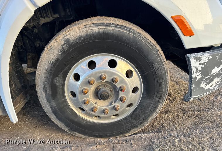 image for item EU6496 2015 Peterbilt 579 semi truck