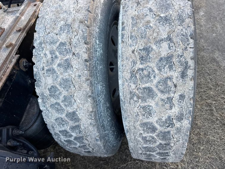 image for item EU6496 2015 Peterbilt 579 semi truck