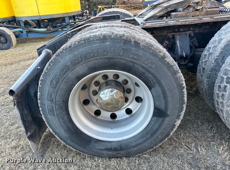 image for item EU6496 2015 Peterbilt 579 semi truck