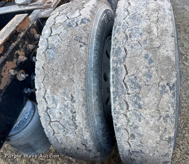 image for item EU6496 2015 Peterbilt 579 semi truck