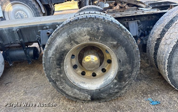 image for item EU6496 2015 Peterbilt 579 semi truck