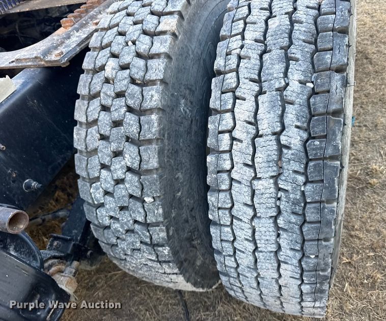 image for item EU6496 2015 Peterbilt 579 semi truck