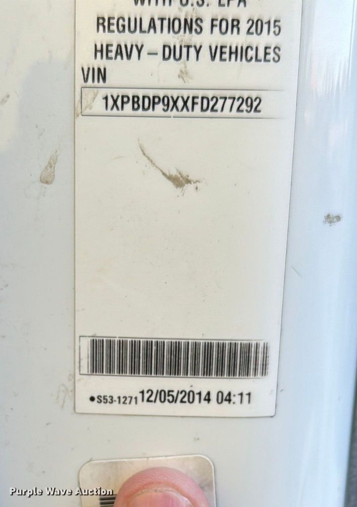 image for item EU6496 2015 Peterbilt 579 semi truck