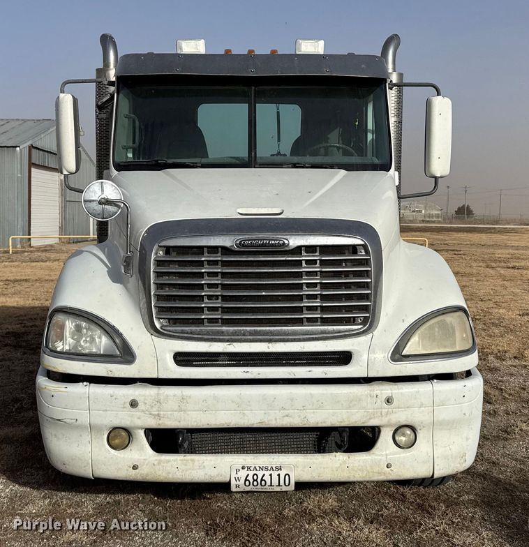 image for item EU6497 2005 Freightliner Columbia 120 semi truck