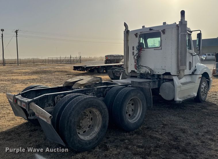 image for item EU6497 2005 Freightliner Columbia 120 semi truck