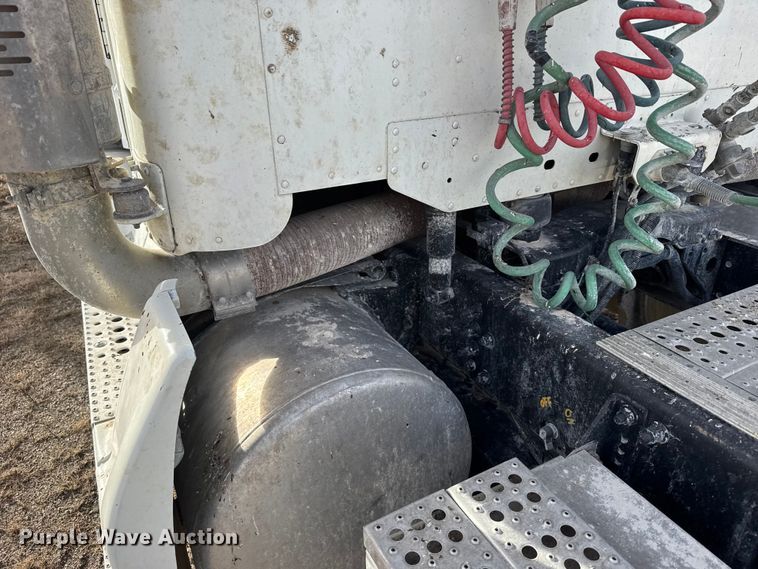 image for item EU6497 2005 Freightliner Columbia 120 semi truck