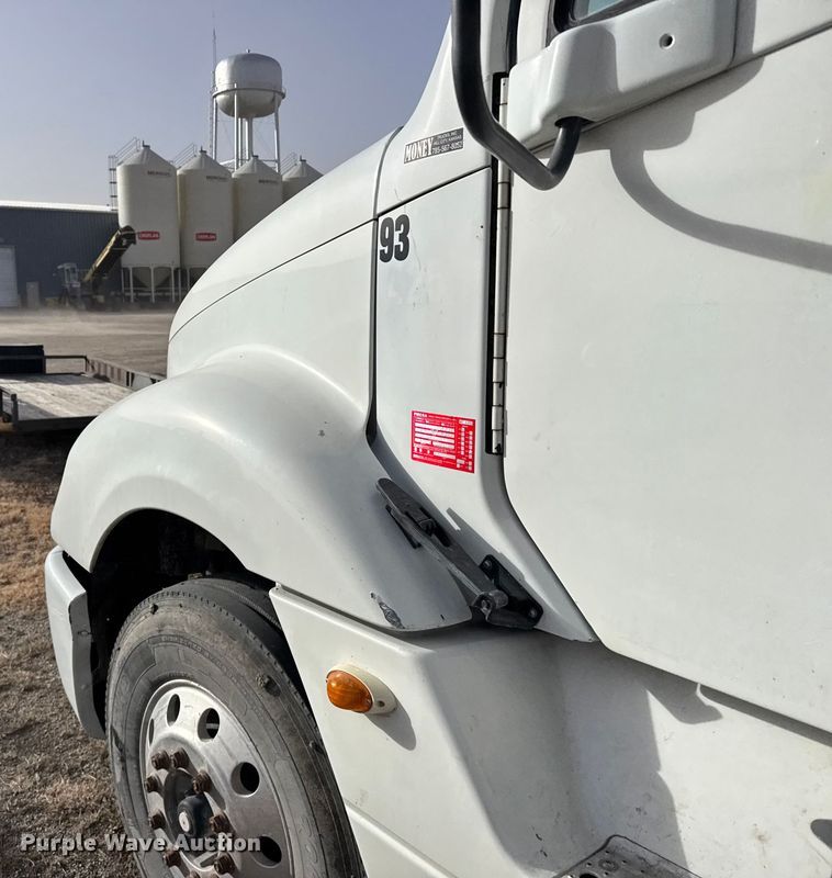 image for item EU6497 2005 Freightliner Columbia 120 semi truck