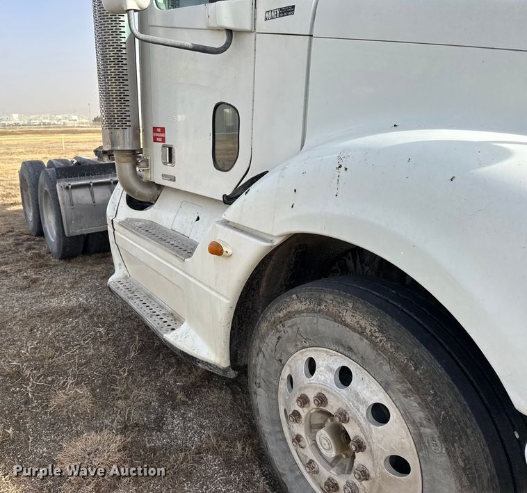 image for item EU6497 2005 Freightliner Columbia 120 semi truck