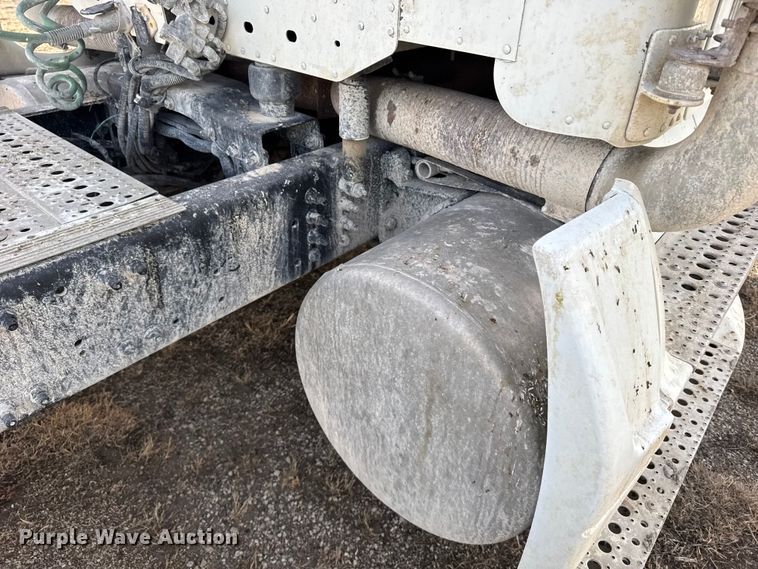 image for item EU6497 2005 Freightliner Columbia 120 semi truck