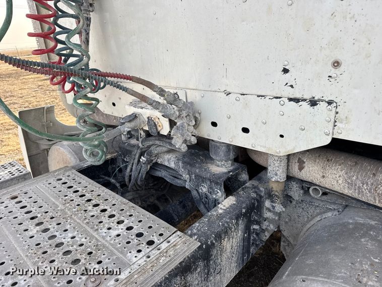 image for item EU6497 2005 Freightliner Columbia 120 semi truck