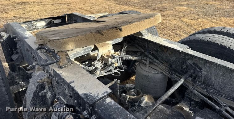 image for item EU6497 2005 Freightliner Columbia 120 semi truck