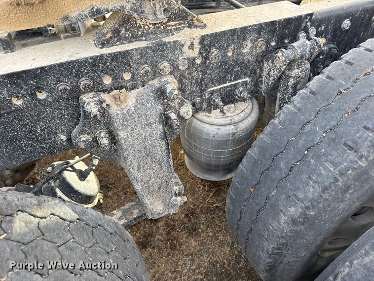 image for item EU6497 2005 Freightliner Columbia 120 semi truck