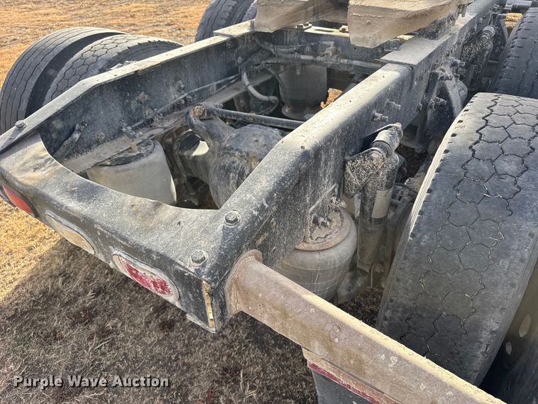 image for item EU6497 2005 Freightliner Columbia 120 semi truck