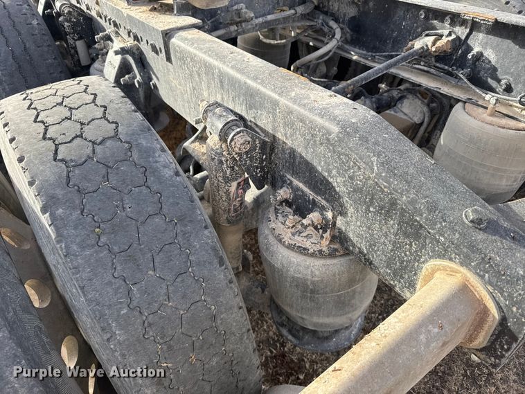 image for item EU6497 2005 Freightliner Columbia 120 semi truck