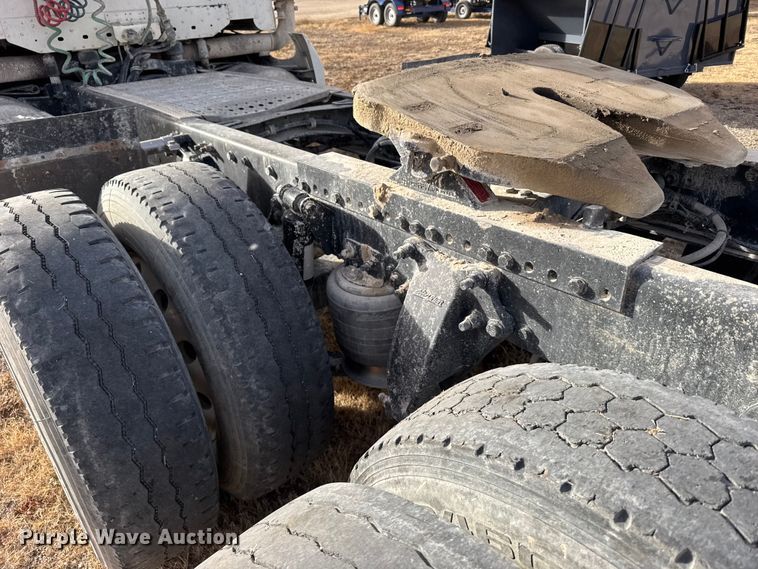 image for item EU6497 2005 Freightliner Columbia 120 semi truck