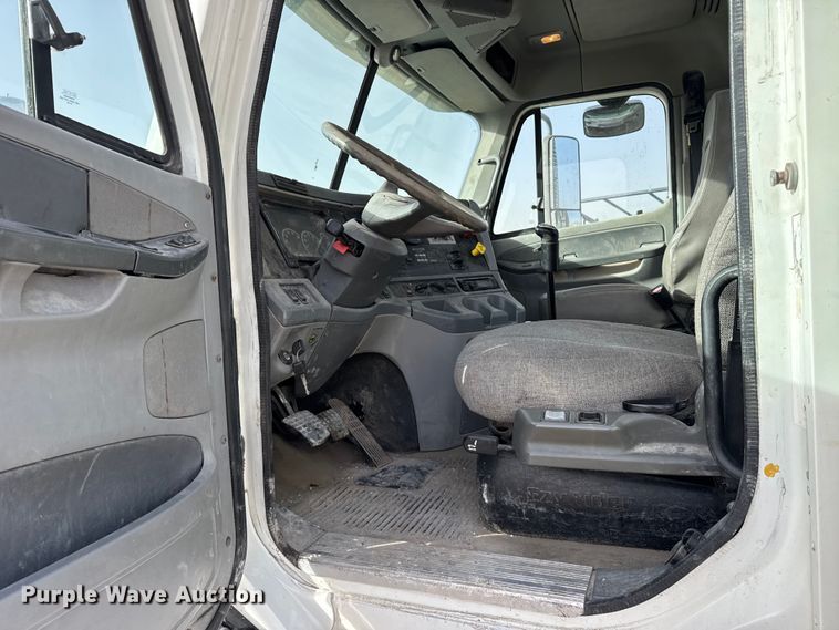 image for item EU6497 2005 Freightliner Columbia 120 semi truck