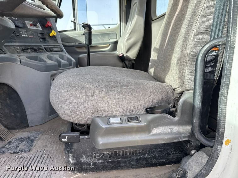 image for item EU6497 2005 Freightliner Columbia 120 semi truck