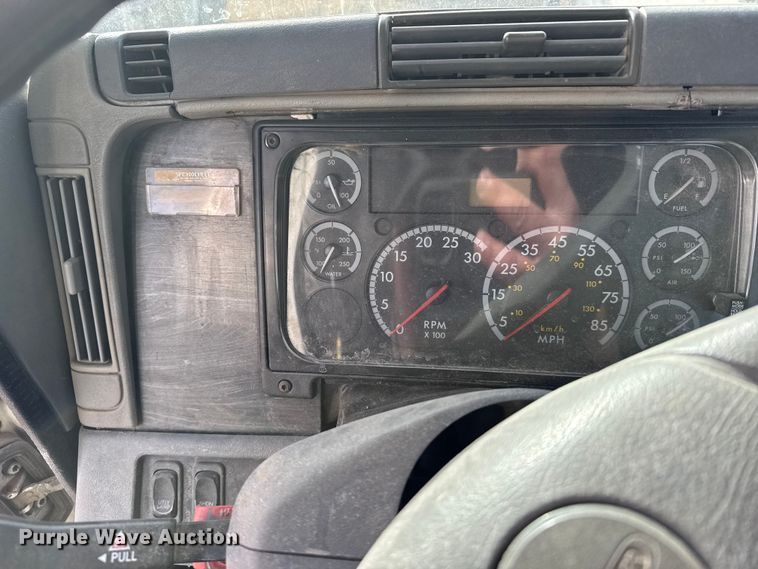 image for item EU6497 2005 Freightliner Columbia 120 semi truck