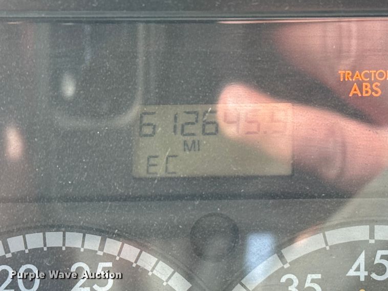 image for item EU6497 2005 Freightliner Columbia 120 semi truck