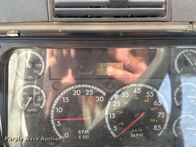 image for item EU6497 2005 Freightliner Columbia 120 semi truck