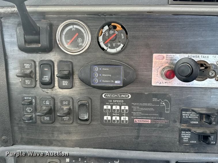 image for item EU6497 2005 Freightliner Columbia 120 semi truck