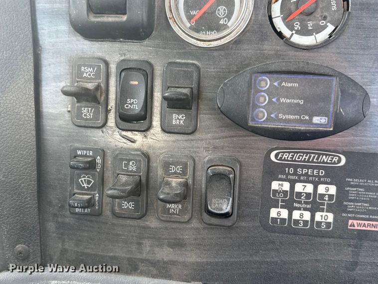 image for item EU6497 2005 Freightliner Columbia 120 semi truck