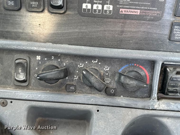 image for item EU6497 2005 Freightliner Columbia 120 semi truck