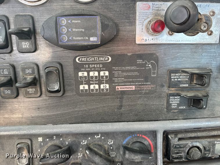 image for item EU6497 2005 Freightliner Columbia 120 semi truck