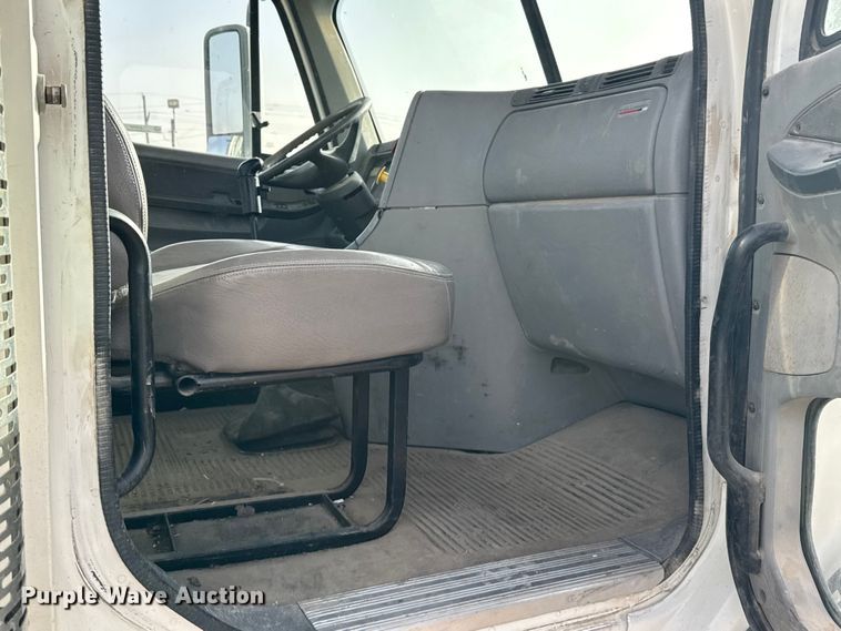 image for item EU6497 2005 Freightliner Columbia 120 semi truck