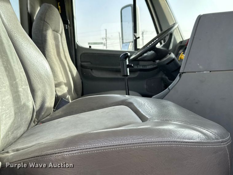 image for item EU6497 2005 Freightliner Columbia 120 semi truck