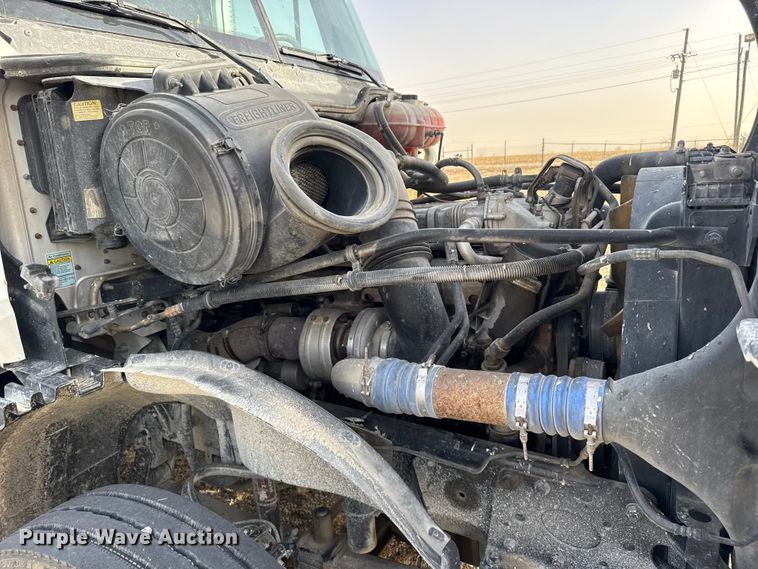 image for item EU6497 2005 Freightliner Columbia 120 semi truck