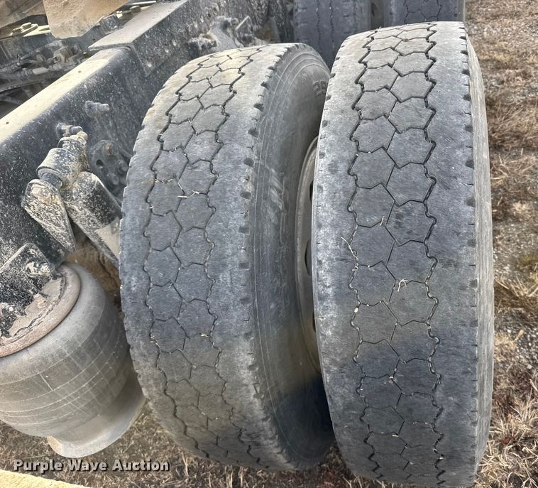 image for item EU6497 2005 Freightliner Columbia 120 semi truck