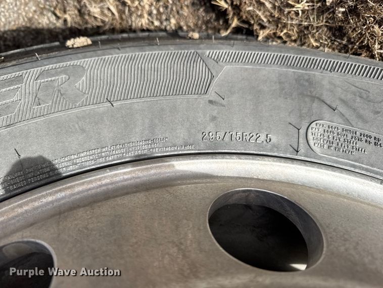 image for item EU6497 2005 Freightliner Columbia 120 semi truck