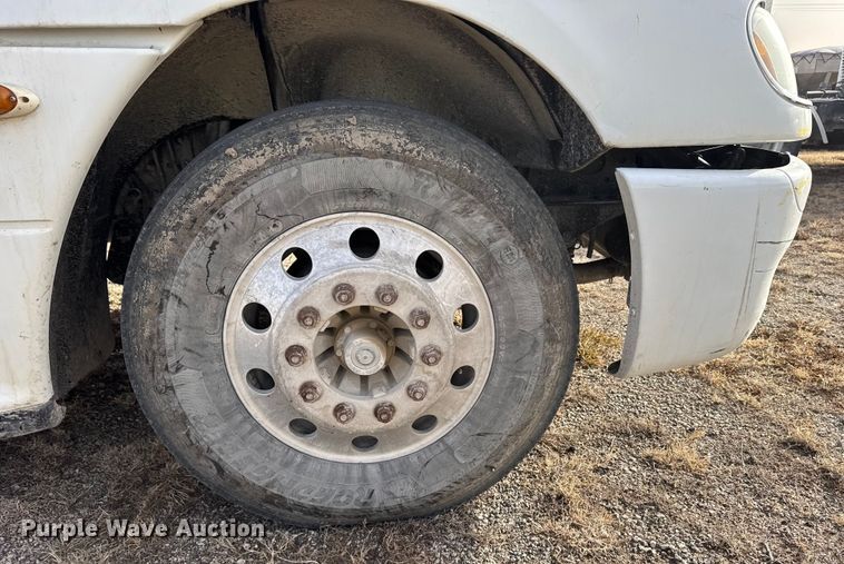 image for item EU6497 2005 Freightliner Columbia 120 semi truck