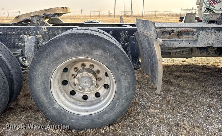 image for item EU6497 2005 Freightliner Columbia 120 semi truck