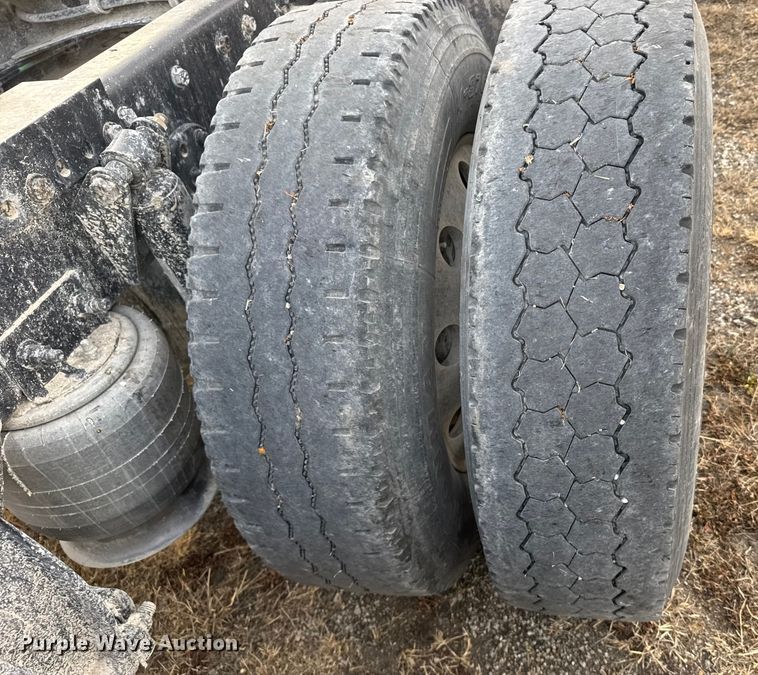 image for item EU6497 2005 Freightliner Columbia 120 semi truck