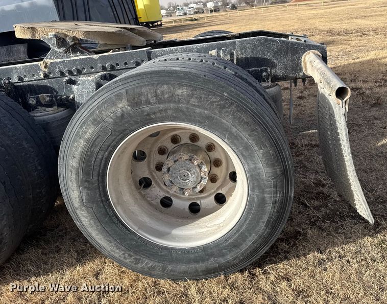 image for item EU6497 2005 Freightliner Columbia 120 semi truck