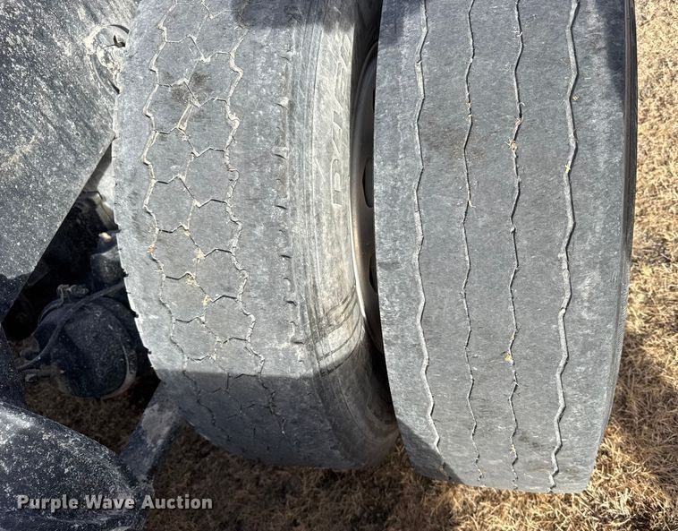 image for item EU6497 2005 Freightliner Columbia 120 semi truck