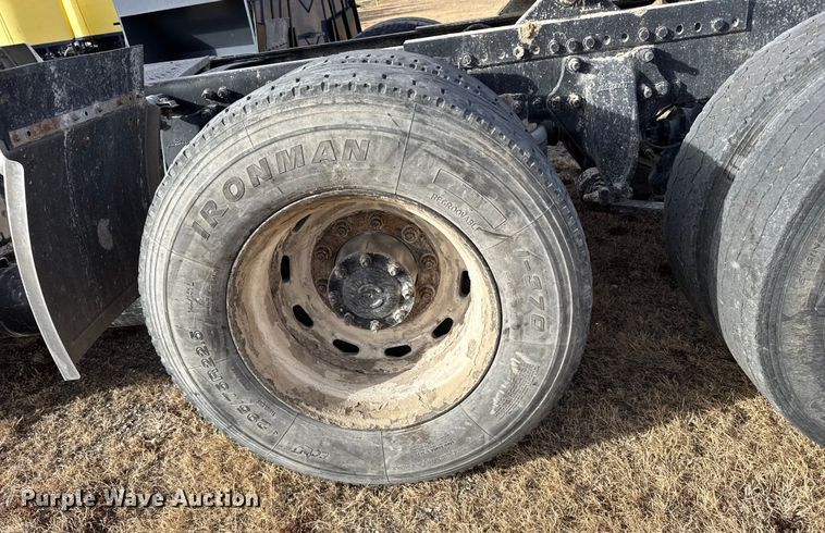 image for item EU6497 2005 Freightliner Columbia 120 semi truck