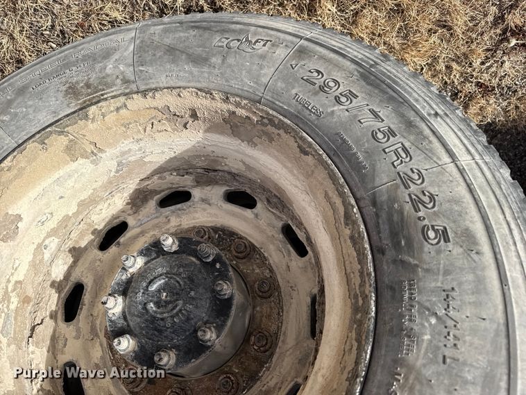 image for item EU6497 2005 Freightliner Columbia 120 semi truck