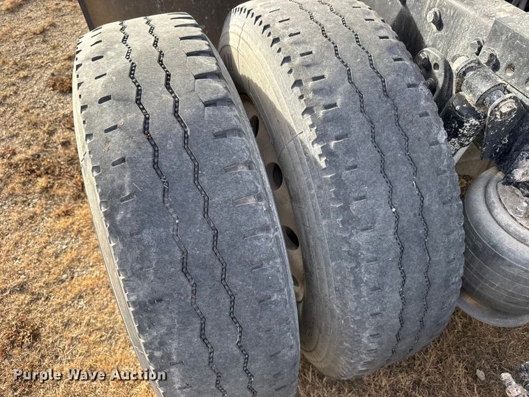 image for item EU6497 2005 Freightliner Columbia 120 semi truck