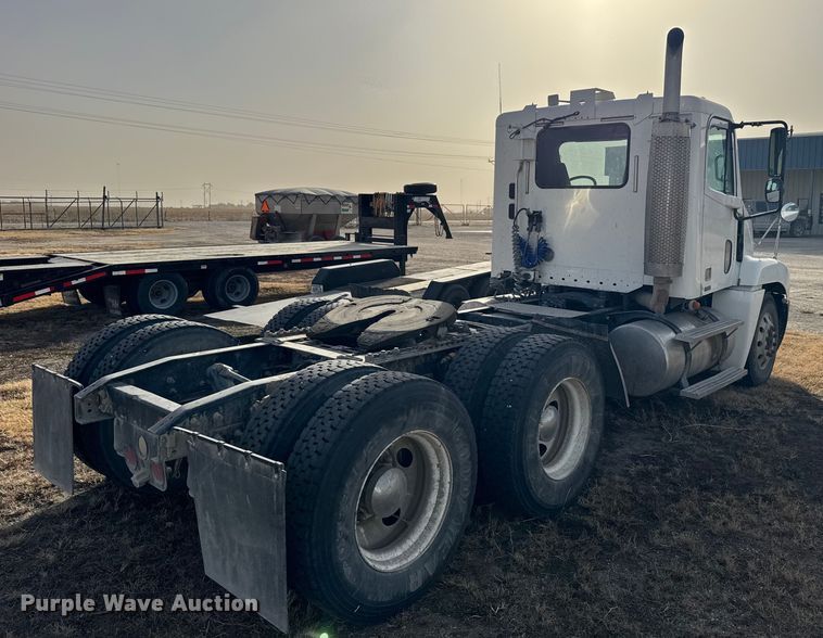 image for item EU6498 2007 Freightliner Century Class semi truck