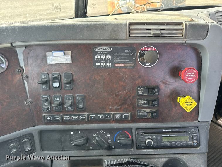 image for item EU6498 2007 Freightliner Century Class semi truck